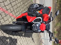 Ducati Diavel V4 rot mit nur 500km